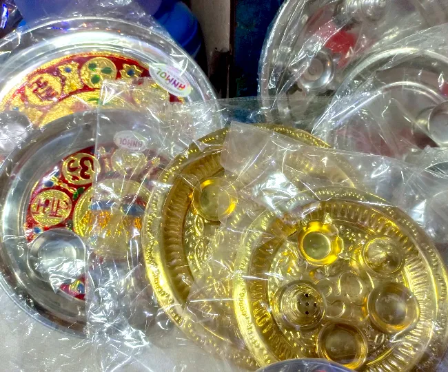 करवाचौथ को लेकर बाजार में रखी थाली।जागरण
